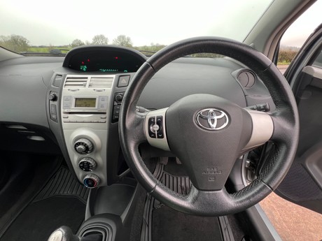 Toyota Yaris TR VVTI 6