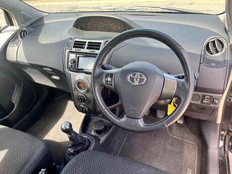 Toyota Yaris T SPIRIT VVT-I 13