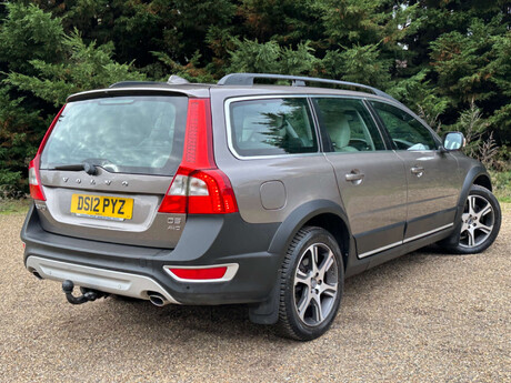 Volvo XC70 2.4 XC70 SE Luxury AWD D5 Auto 4WD 5dr 4