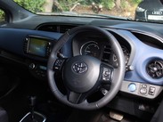 Toyota Yaris 1.5 VVT-h Blue Bi-Tone E-CVT Euro 6 (s/s) 5dr 13