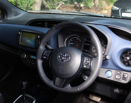 Toyota Yaris 1.5 VVT-h Blue Bi-Tone E-CVT Euro 6 (s/s) 5dr 13