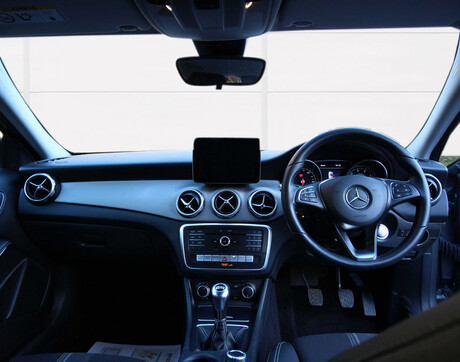 Mercedes-Benz GLA Class GLA 180 URBAN EDITION 8