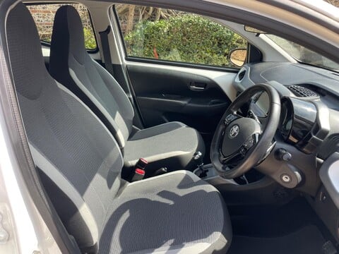 Toyota Aygo 1.0 VVT-i x-play x-shift Euro 6 5dr (Safety Sense) 24