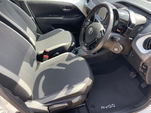 Toyota Aygo 1.0 VVT-i x-play x-shift Euro 6 5dr (Safety Sense) 44