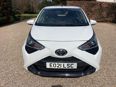 Toyota Aygo 1.0 VVT-i x-play x-shift Euro 6 5dr (Safety Sense) 4