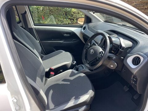 Toyota Aygo 1.0 VVT-i x-play x-shift Euro 6 5dr (Safety Sense) 23