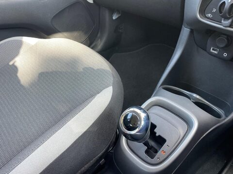 Toyota Aygo 1.0 VVT-i x-play x-shift Euro 6 5dr (Safety Sense) 30