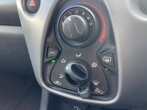 Toyota Aygo 1.0 VVT-i x-play x-shift Euro 6 5dr (Safety Sense) 32