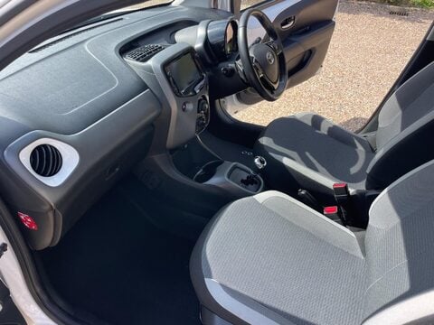 Toyota Aygo 1.0 VVT-i x-play x-shift Euro 6 5dr (Safety Sense) 49