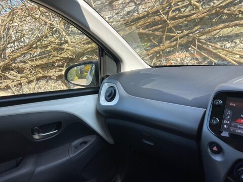 Toyota Aygo 1.0 VVT-i x-play x-shift Euro 6 5dr (Safety Sense) 29