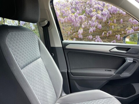 Volkswagen Tiguan 2.0 TDI BlueMotion Tech SE Navigation DSG 4Motion Euro 6 (s/s) 5dr 33