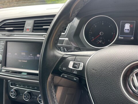 Volkswagen Tiguan 2.0 TDI BlueMotion Tech SE Navigation DSG 4Motion Euro 6 (s/s) 5dr 51