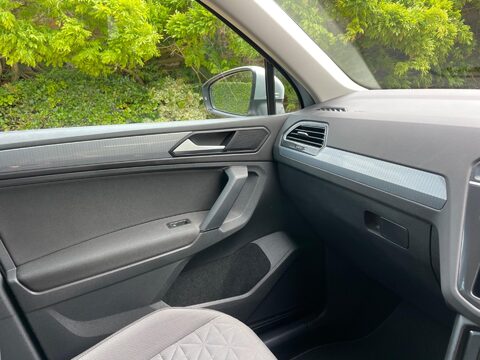 Volkswagen Tiguan 1.5 TSI Life DSG Euro 6 (s/s) 5dr 28