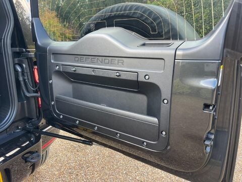 Land Rover Defender 3.0 D300 MHEV X-Dynamic HSE SUV 5dr Diesel Auto 4WD Euro 6 (s/s) (300 ps) 38