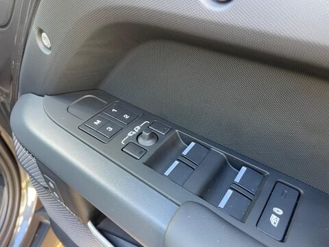 Land Rover Defender 3.0 D300 MHEV X-Dynamic HSE SUV 5dr Diesel Auto 4WD Euro 6 (s/s) (300 ps) 26