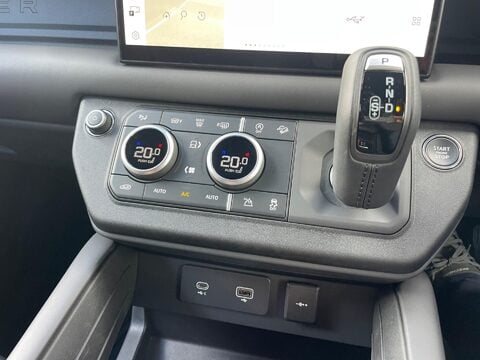 Land Rover Defender 3.0 D300 MHEV X-Dynamic HSE SUV 5dr Diesel Auto 4WD Euro 6 (s/s) (300 ps) 21