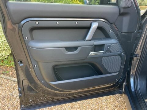 Land Rover Defender 3.0 D300 MHEV X-Dynamic HSE SUV 5dr Diesel Auto 4WD Euro 6 (s/s) (300 ps) 30
