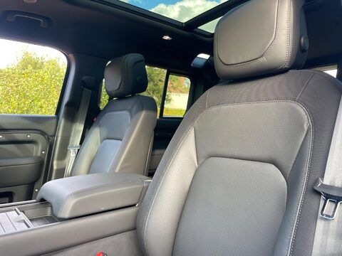 Land Rover Defender 3.0 D300 MHEV X-Dynamic HSE SUV 5dr Diesel Auto 4WD Euro 6 (s/s) (300 ps) 60