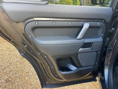Land Rover Defender 3.0 D300 MHEV X-Dynamic HSE SUV 5dr Diesel Auto 4WD Euro 6 (s/s) (300 ps) 31