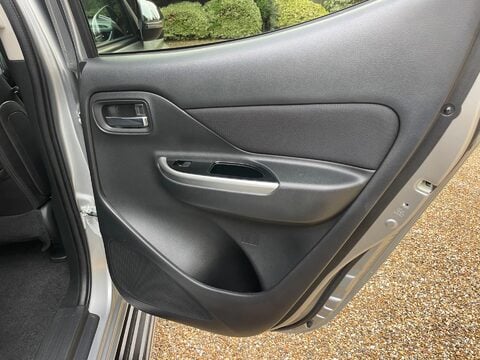 Mitsubishi L200 2.2 DI-D DC Warrior Pickup Double Cab 4dr Diesel Manual 4WD Euro 6 (s/s) (1 55