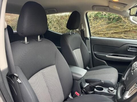 Mitsubishi L200 2.2 DI-D DC Warrior Pickup Double Cab 4dr Diesel Manual 4WD Euro 6 (s/s) (1 38