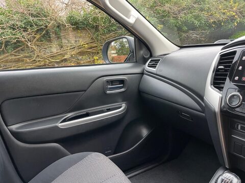 Mitsubishi L200 2.2 DI-D DC Warrior Pickup Double Cab 4dr Diesel Manual 4WD Euro 6 (s/s) (1 19