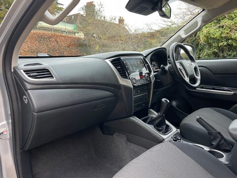 Mitsubishi L200 2.2 DI-D DC Warrior Pickup Double Cab 4dr Diesel Manual 4WD Euro 6 (s/s) (1 43