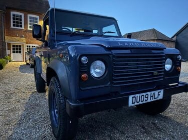 Land Rover Defender 2.4 TDCi Pickup 2dr Diesel Manual 4WD SWB Euro 4 (122 bhp) 2