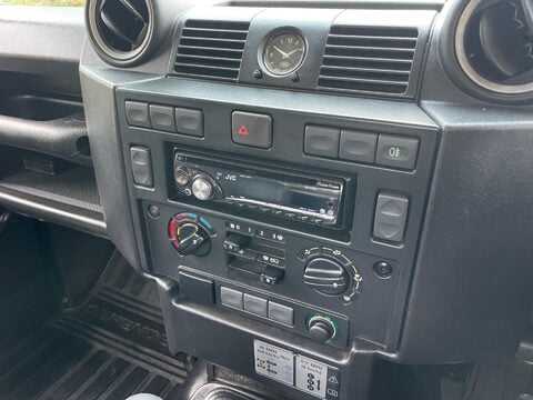 Land Rover Defender 2.4 TDCi Pickup 2dr Diesel Manual 4WD SWB Euro 4 (122 bhp) 41