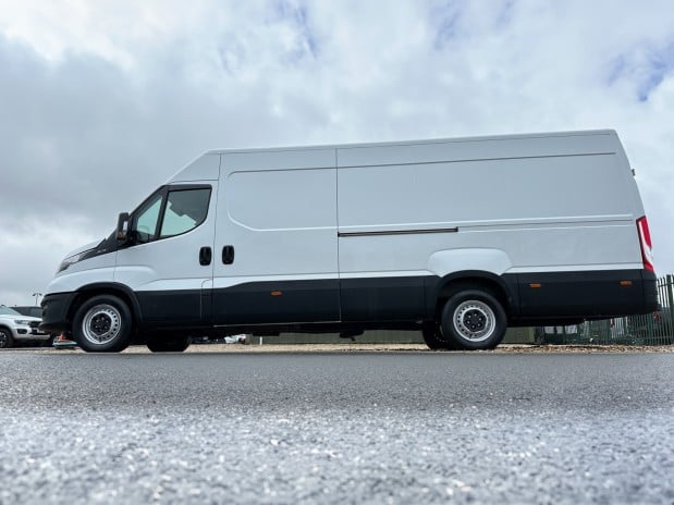 Iveco Daily XLWB L4H3 Extra-High Roof AIR CON + CRUISE 136ps EURO 6 [XLWB] NO VAT 1