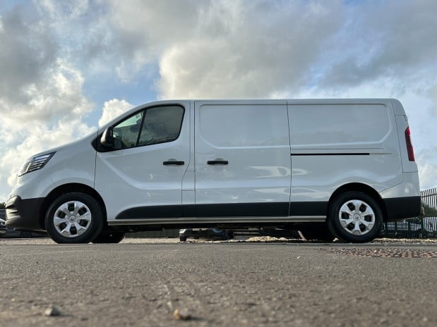 Renault Trafic LWB L2H1 Low Roof Ll30 Business Plus Air Con Cruise Alloys EURO 6 1