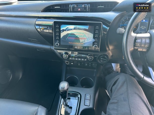 Toyota Hilux AUTOMATIC Crew Cab 4x4 Invincible X 204hp 4WD Sensors Alloys Adapt' Cruise 41