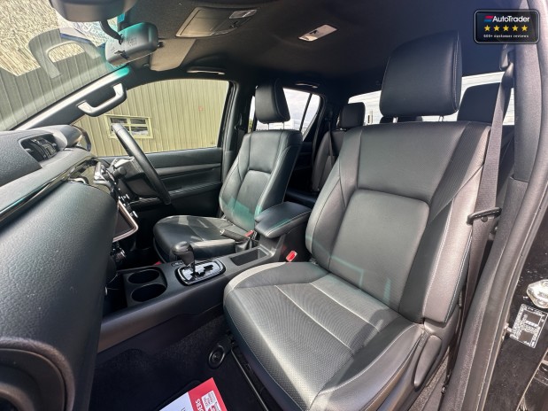 Toyota Hilux AUTOMATIC Crew Cab 4x4 Invincible X 204hp 4WD Sensors Alloys Adapt' Cruise 9