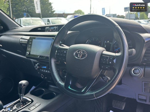 Toyota Hilux AUTOMATIC Crew Cab 4x4 Invincible X 204hp 4WD Sensors Alloys Adapt' Cruise 16