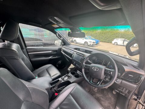 Toyota Hilux Crew Cab AUTO 4X4 Invincible X 4WD Air Con Alloys Cam EURO 6 NO VAT 9
