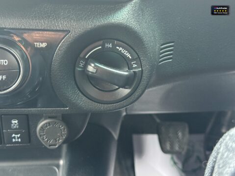 Toyota Hilux Crew Cab 4X4 AUTO Invincible X Air Con Cam Nav Senors EURO 6 NO VAT 39