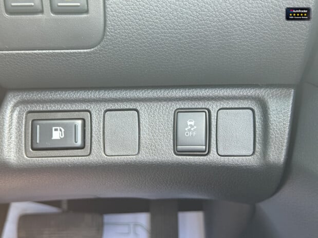 Nissan Navara AUTO Crew Cab 4X4 Tekna Alloys Air Con 190PS Cruise EURO 6 NO VAT 22