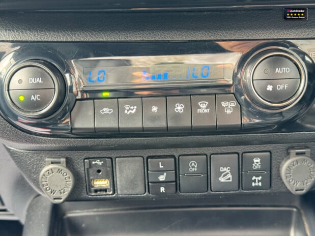 Toyota Hilux Crew Cab AUTO 4X4 Invincible X 4WD Air Con Cam Nav EURO 6 NO VAT 44