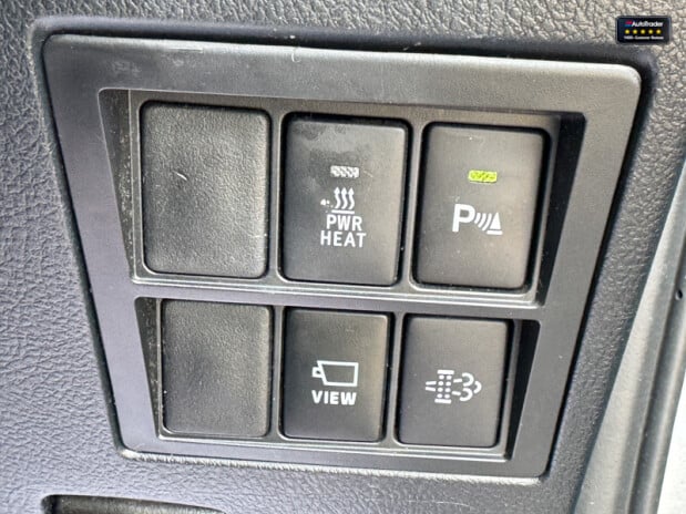Toyota Hilux Crew Cab AUTO 4X4 Invincible X 4WD Air Con Cam Nav EURO 6 NO VAT 46