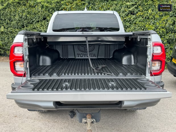 Toyota Hilux Crew Cab AUTO 4X4 Invincible X 4WD Air Con Cam Nav EURO 6 NO VAT 8