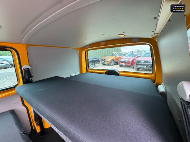 Volkswagen Transporter Crew Cab [SOLD SM] AUTO SWB L1H1 Kombi Highline Air Con Cam Nav EURO 6 NO 17