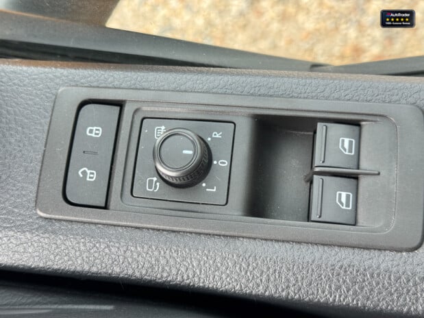 Volkswagen Transporter Crew Cab [SOLD SM] AUTO SWB L1H1 Kombi Highline Air Con Cam Nav EURO 6 NO 35