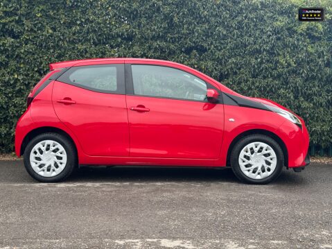 Toyota Aygo 1.0 VVT-i x-play Hatchback 5dr Petrol x-shift Euro 6 (Safety Sense) (71 ps) 4