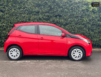 Toyota Aygo 1.0 VVT-i x-play Hatchback 5dr Petrol x-shift Euro 6 (Safety Sense) (71 ps) 28