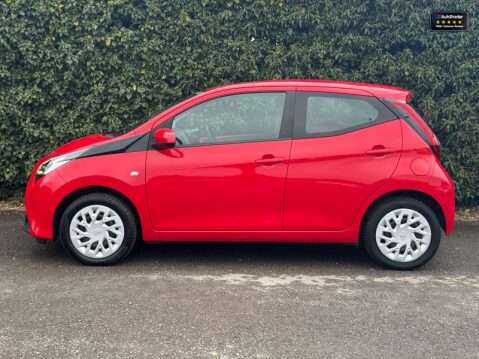 Toyota Aygo 1.0 VVT-i x-play Hatchback 5dr Petrol x-shift Euro 6 (Safety Sense) (71 ps) 29