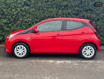 Toyota Aygo 1.0 VVT-i x-play Hatchback 5dr Petrol x-shift Euro 6 (Safety Sense) (71 ps) 29