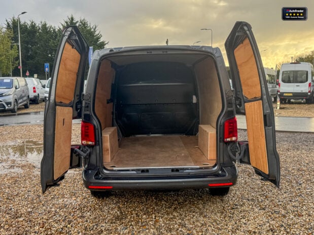 Volkswagen Transporter AUTO SWB L1H1 T30 204bhp Tdi Highline Alloys Air Con Camera EURO 6 SELECT 9