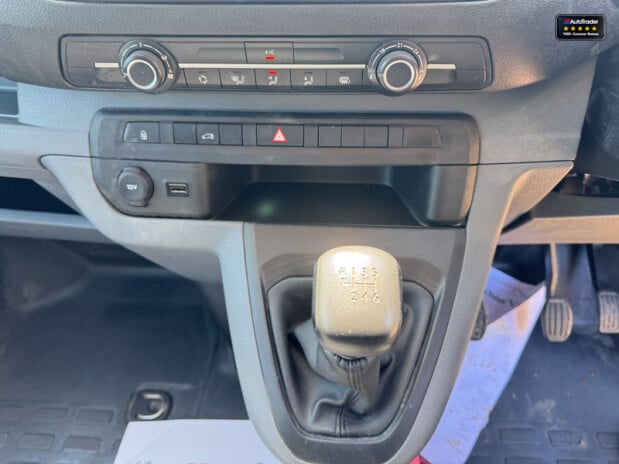 Citroen Dispatch XLWB L3H1 [SOLD CM] Low Roof 1000 Enterprise Pro Air Con Sensors Bluehdi EU 26