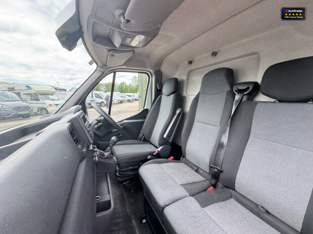 Renault Master MWB L2H2 Medium Roof 35 Business Plus Dci Air Con EURO 6 13