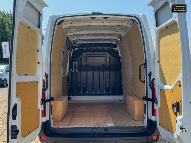 Renault Master MWB L2H2 Medium Roof 35 Business Plus Dci Air Con EURO 6 8
